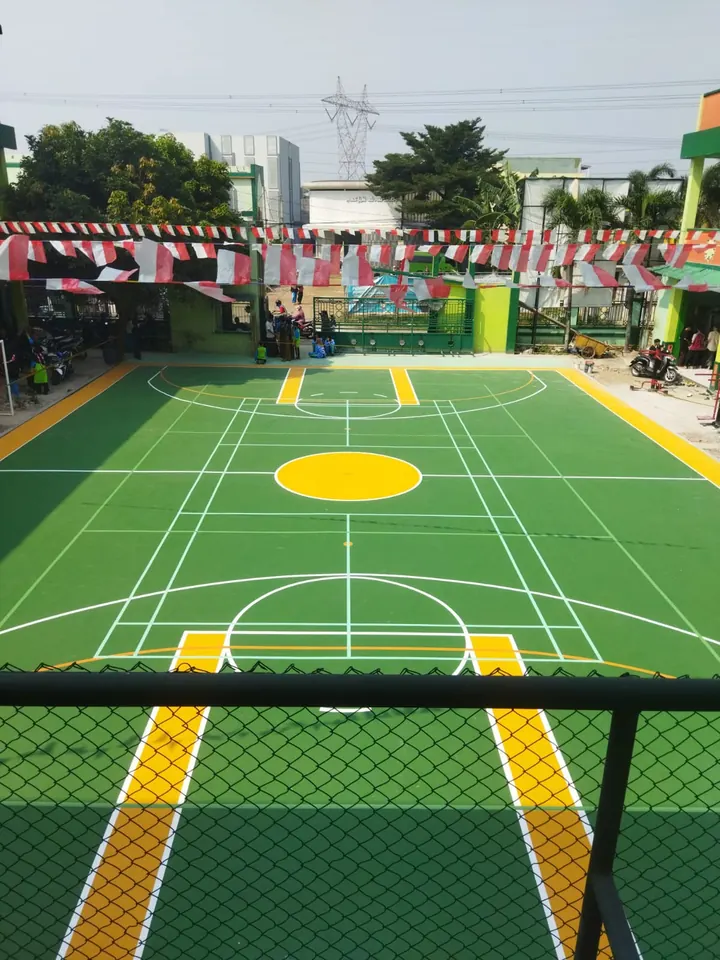 Lapangan badminton outdoor hijau-kuning karya Shakira Beton
