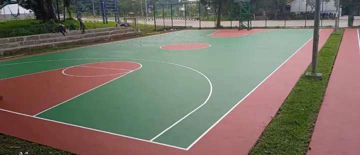 Lapangan basket outdoor hijau-merah bata karya Shakira Beton