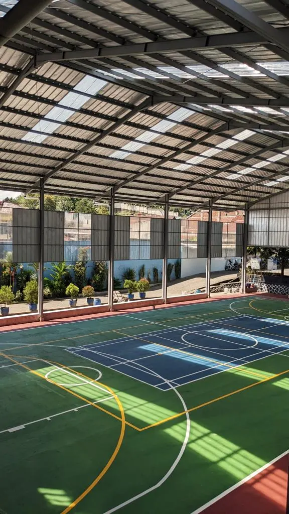 Lapangan indoor dengan struktur atap baja karya Shakira Beton