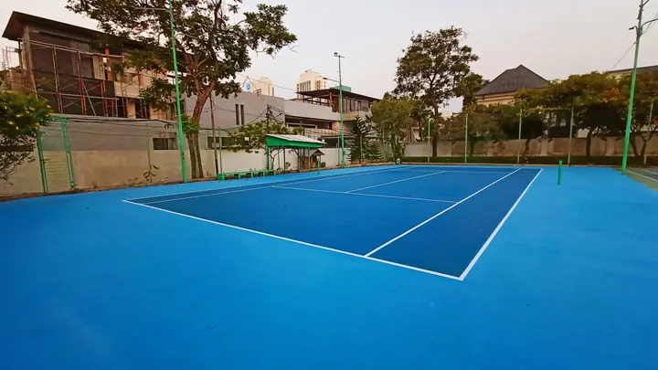 Lapangan tenis outdoor hasil konstruksi Shakira Beton