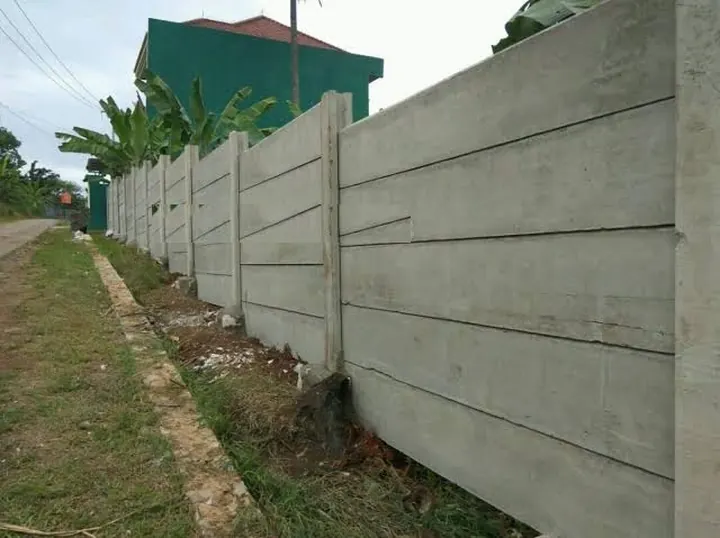 Pagar panel beton Shakira Beton terpasang di lokasi pelanggan